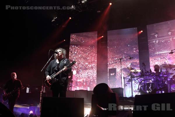 THE CURE - 2016-11-15 - PARIS - Accor Arena - Robert James Smith - Reeves Gabrels - Jason Toop Cooper